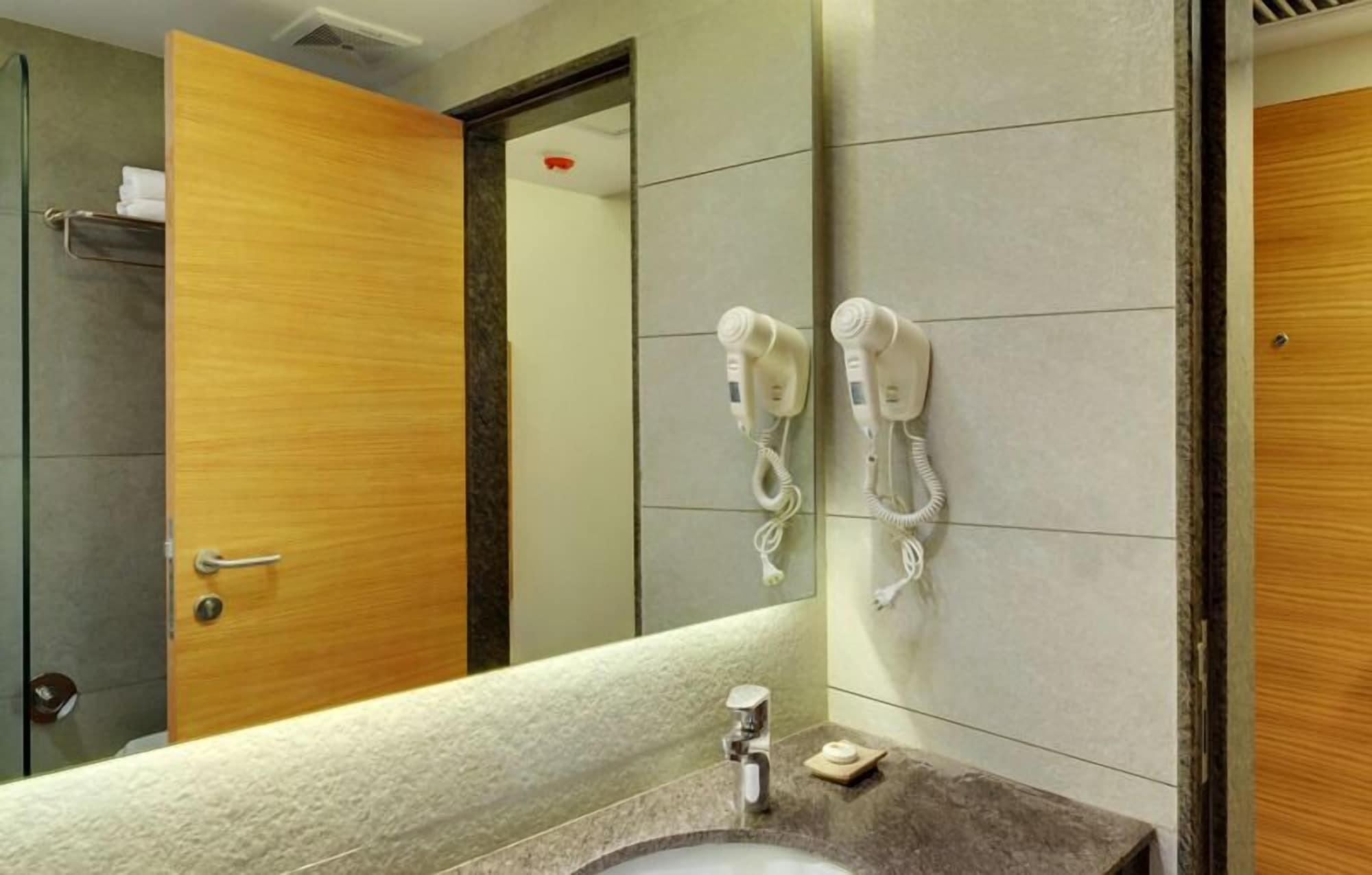 Hotel Suba Elite ואדודרה מראה חיצוני תמונה
